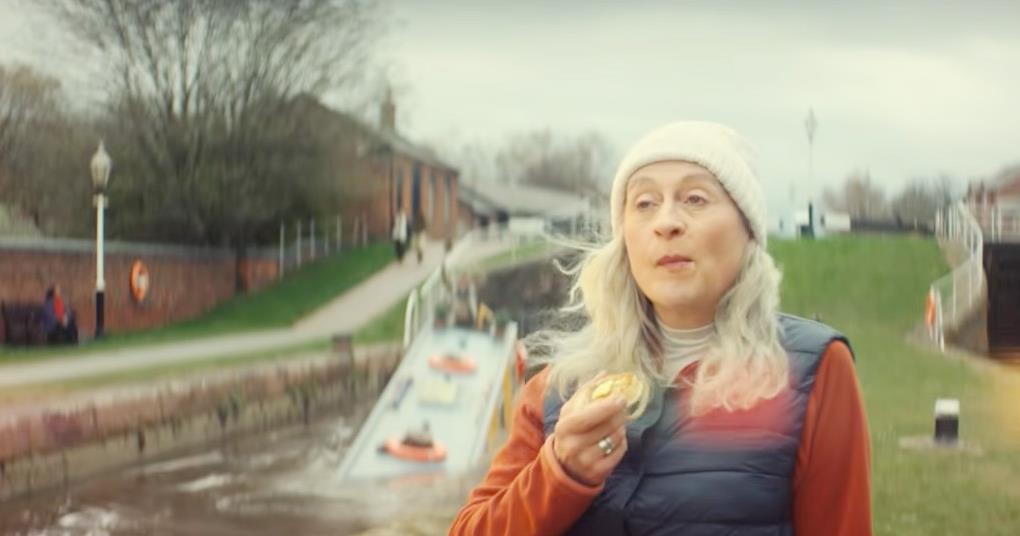 Anchor lover gets blissfully buttered amid canal chaos