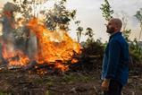 HowToLiveOnEarth_008_Sam Kass witnesses forest fires in Brazil as land is cleared for agricultural use