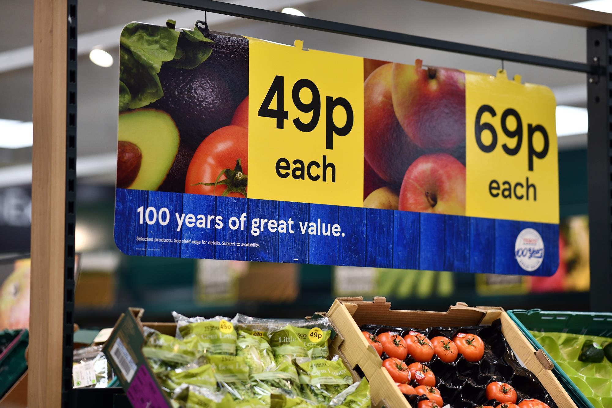 Signal: UK supermarkets face plastic packaging ban for fruit and