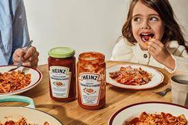 HH Heinz Pasta Sauce Family Jars Child Eating 001 (1)