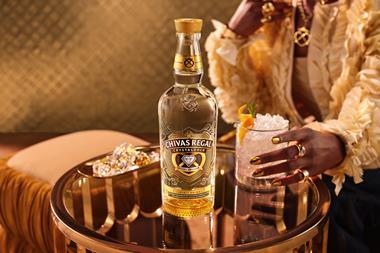 20250402_ChivasCrystalGold_SHOT_01_1355_HAND_WORKING_V4 (1)