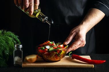 salad oil pour