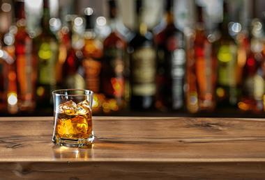whisky_glass_bar_GettyImages-1345260833
