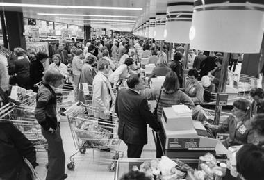 1970s Shoppers at the checkout of a Sava Centre supermarket GettyImages-HH2846-001