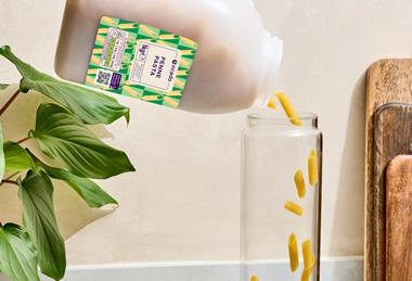 Ocado Reuse Penne Pasta 1kg_POURING