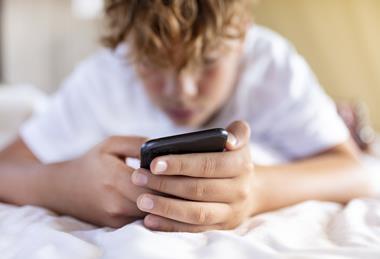 social media phone teen gen alpha