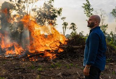 HowToLiveOnEarth_008_Sam Kass witnesses forest fires in Brazil as land is cleared for agricultural use
