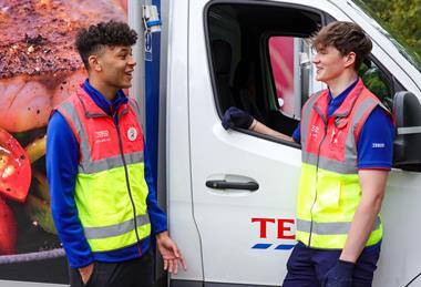 tesco store worker staff home delivery (4)