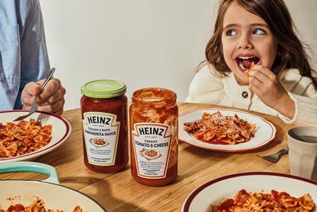 HH Heinz Pasta Sauce Family Jars Child Eating 001 (1)