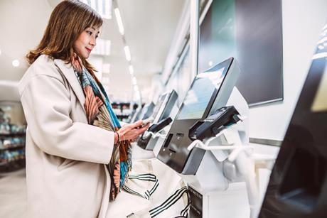 supermarket self check out apple pay shopper