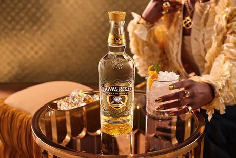 20250402_ChivasCrystalGold_SHOT_01_1355_HAND_WORKING_V4 (1)