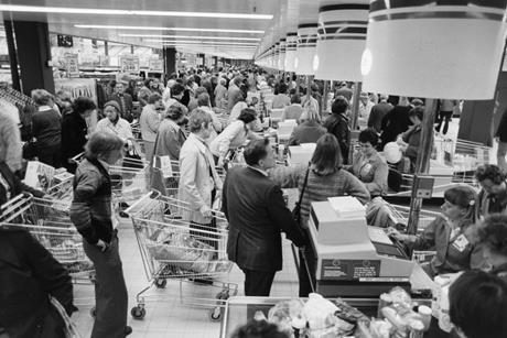 1970s Shoppers at the checkout of a Sava Centre supermarket GettyImages-HH2846-001