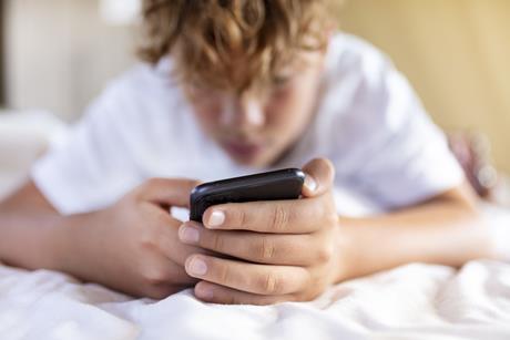 social media phone teen gen alpha