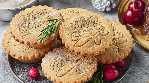 26 Tesco Finest Rich Plum & Port Mince Pies - 2100x1400