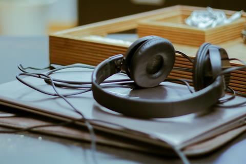 headphones unsplash