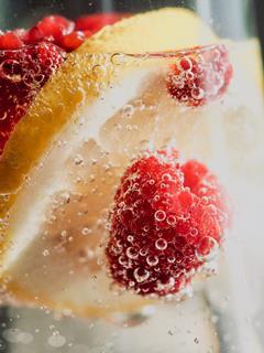 sparkling water seltzer fuit lemon raspberry drink