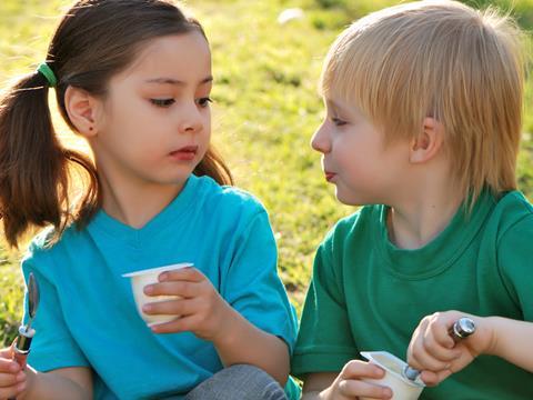 children eating yoghurt