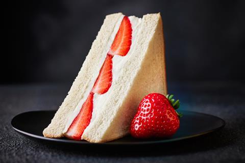 M&S - Strawberry & Creme Sandwich - 2100x1400