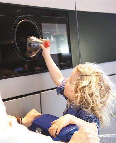 rsz_tomra_reverse_vending_user_9