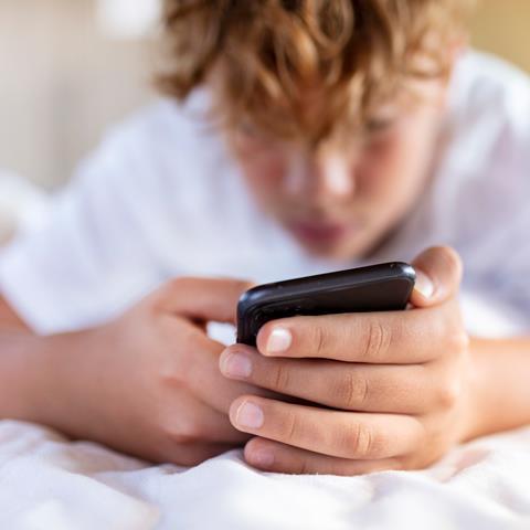 social media phone teen gen alpha