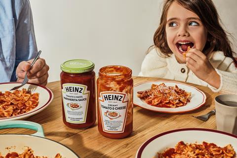 HH Heinz Pasta Sauce Family Jars Child Eating 001 (1)