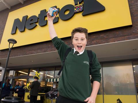 Netto kid cheering
