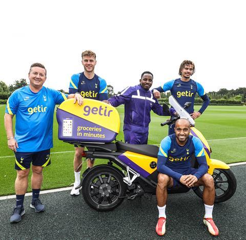 Tottenham Players and Getir Courier