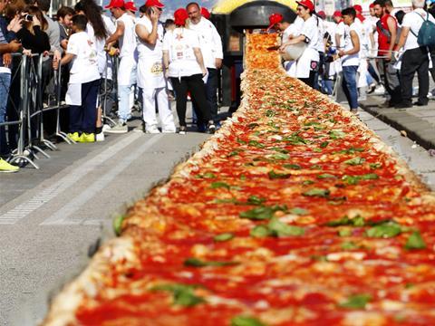 world's longest pizza one use