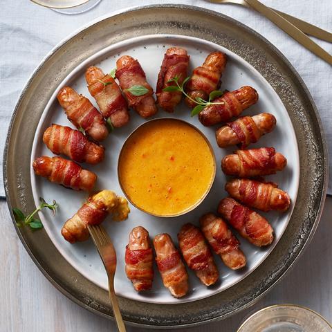 PIGS IN BLANKETS RED LEICESTER FONDUE