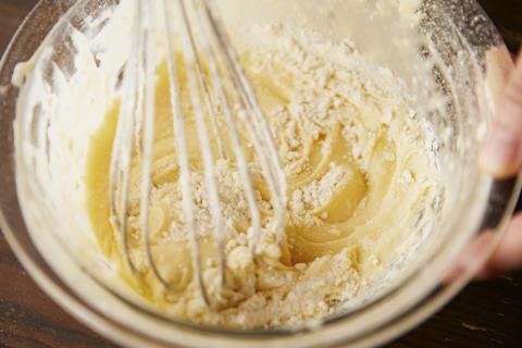 cake baking mix whisk bake