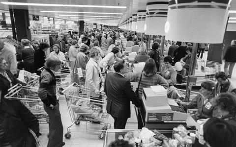 1970s Shoppers at the checkout of a Sava Centre supermarket GettyImages-HH2846-001