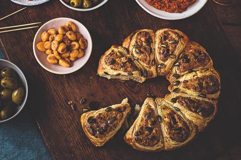 TESCO OLIVE AND ANTIPASTI PLATTER_BRIE AND CRANBERRY GARLAND