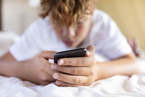 social media phone teen gen alpha