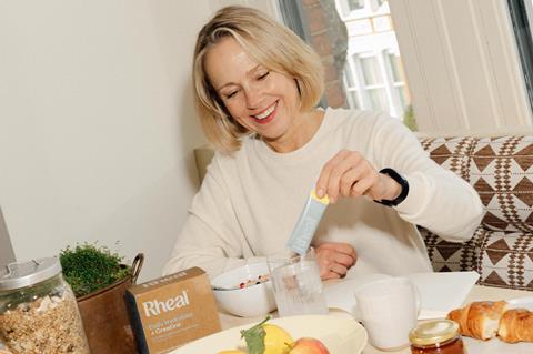 c-hydration_sku-creatine-lemon_s-28pack_t-image_s-photographer_t-lifestyle_r-high_5