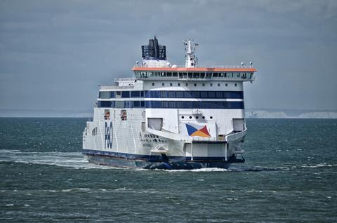 ferry-5013349_1920