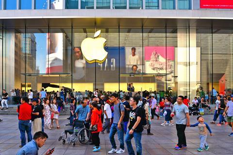 apple store shoppers shanghai china