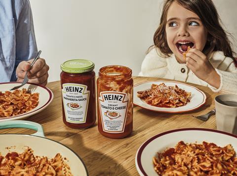 HH Heinz Pasta Sauce Family Jars Child Eating 001 (1)