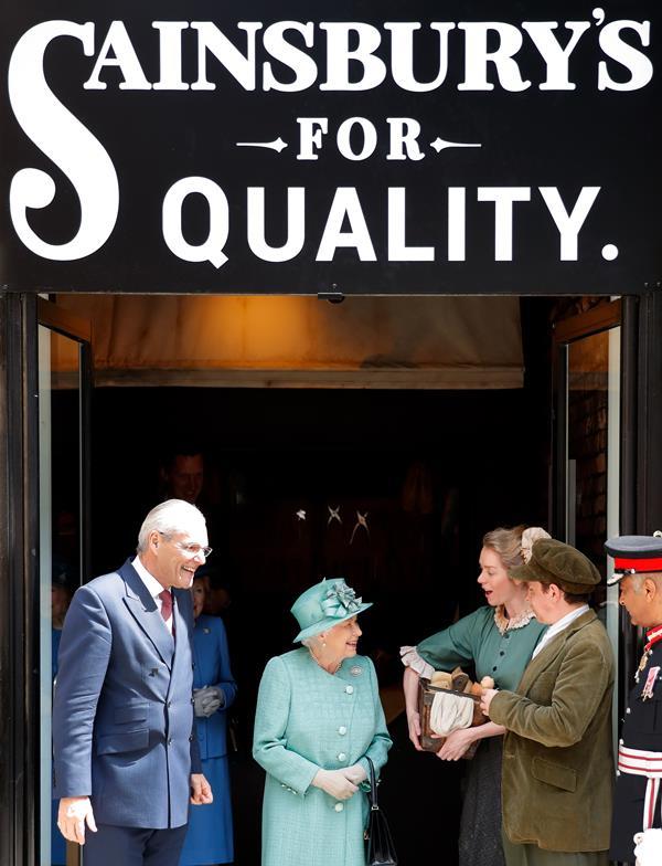 In pictures Queen Elizabeth II visits supermarkets through her reign