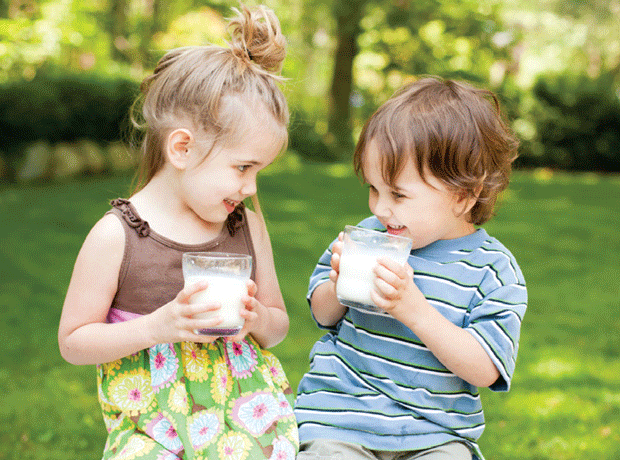 children drinking milk